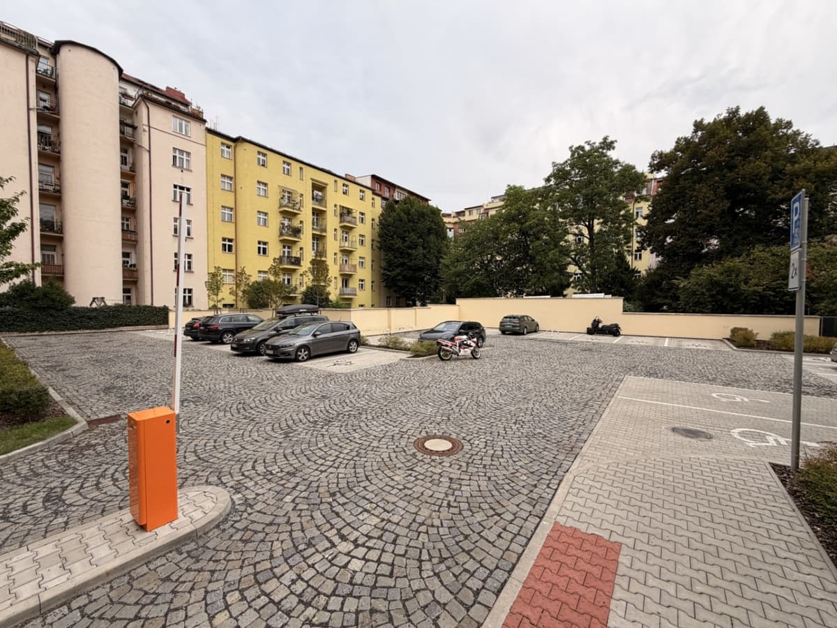 Pronájem parkovacího stání č. 12