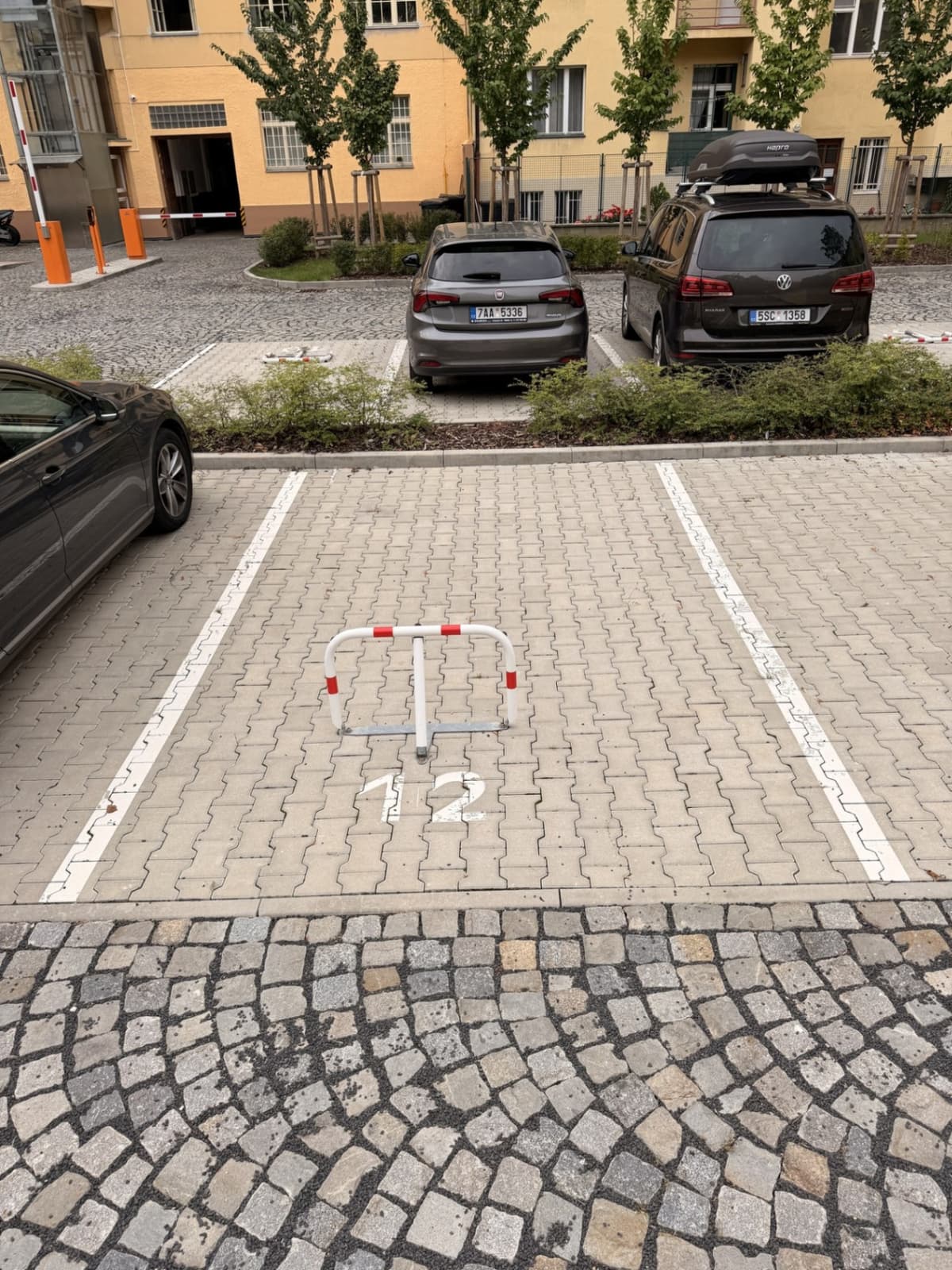 Pronájem parkovacího stání č. 12