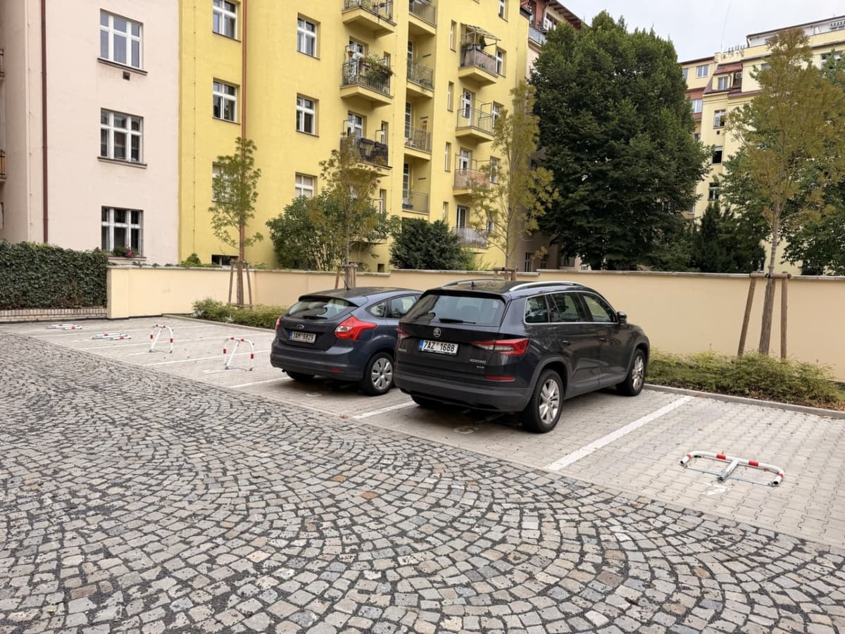 Pronájem parkovacího stání č. 12